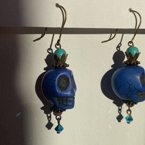 Blue skull dangle earrings - Picture 3 of 6